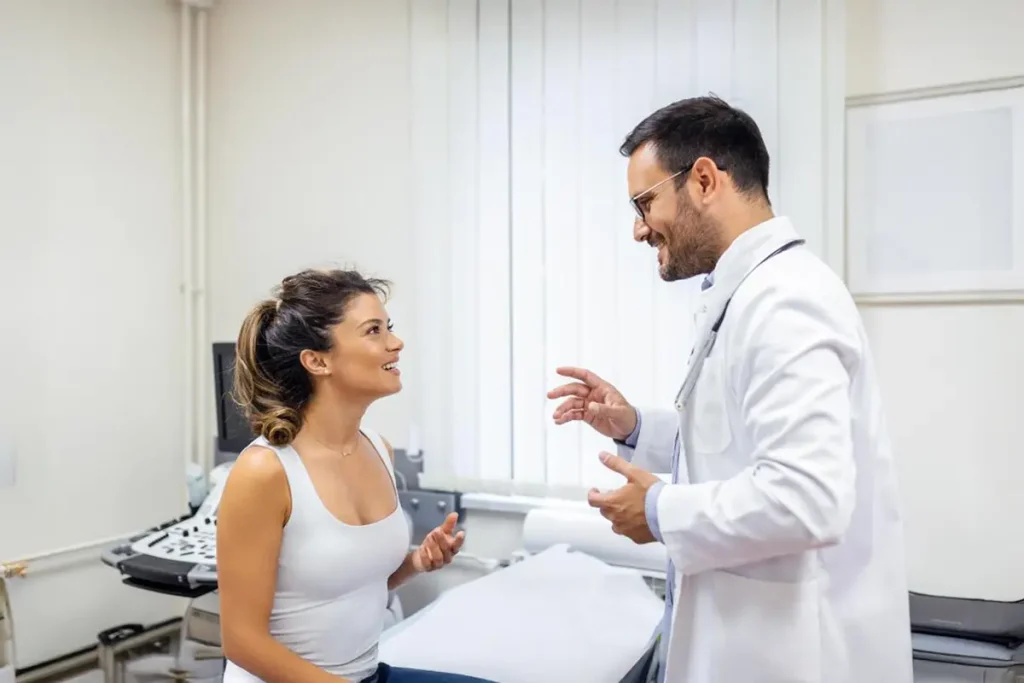 Consulta médica profesional: doctor atendiendo a paciente con dedicación y profesionalismo