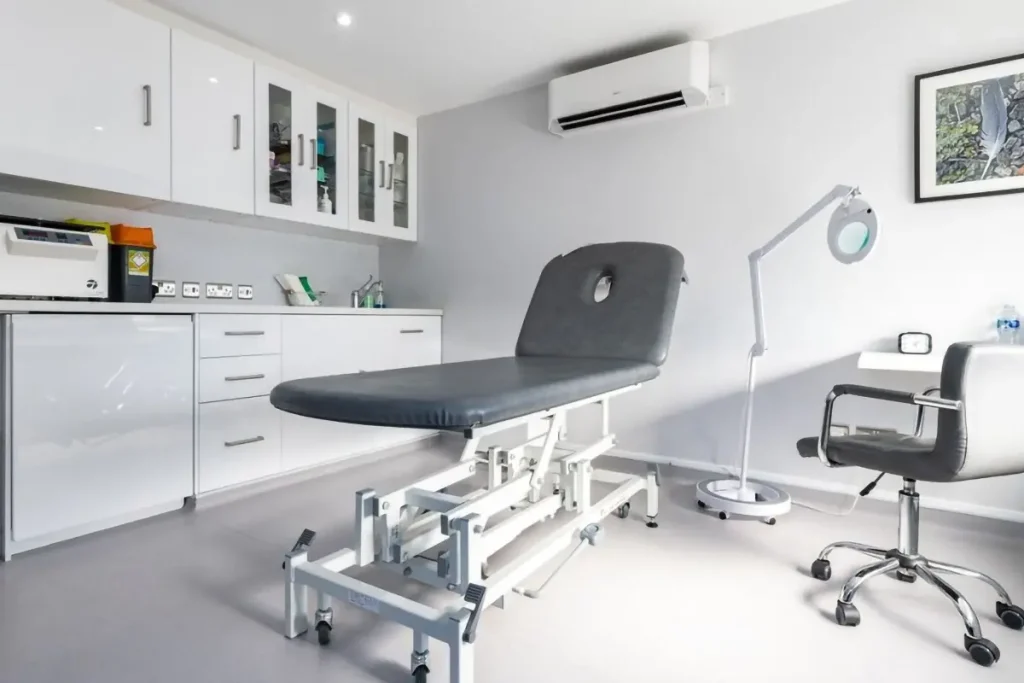 Imagen de Referencia de Consultorio terapéutico equipado: espacio sanitario moderno, limpio y profesional