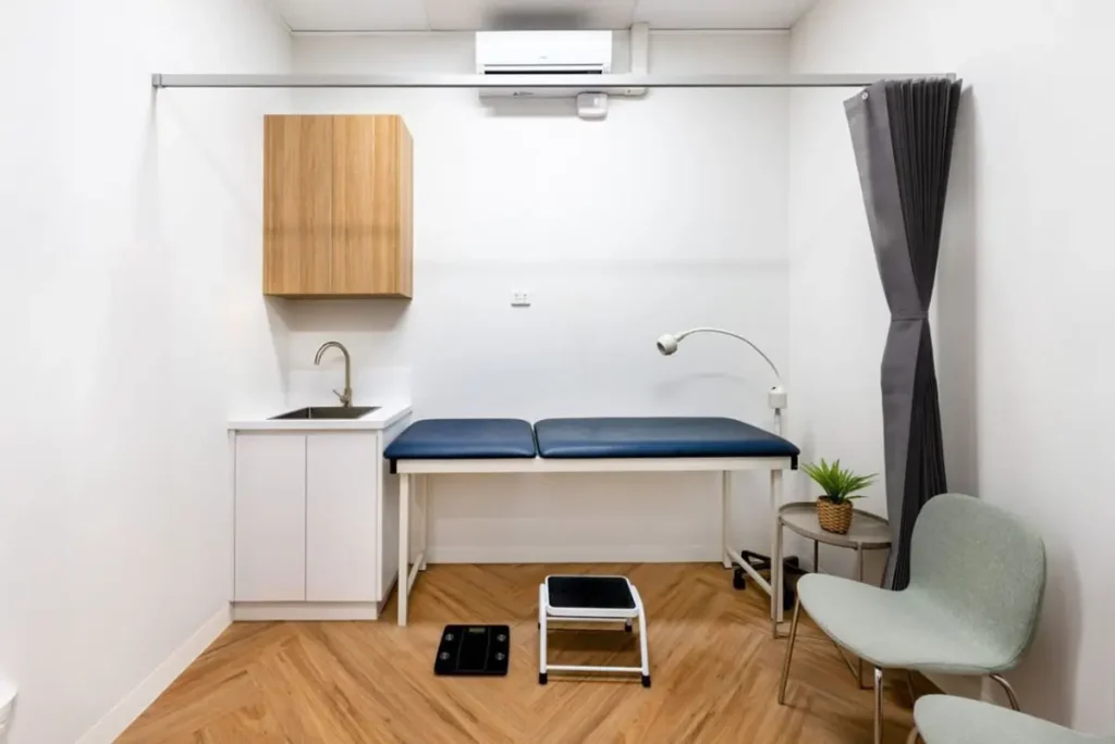 Sala de terapia profesional: consultorio limpio, ordenado y diseñado para la sanación