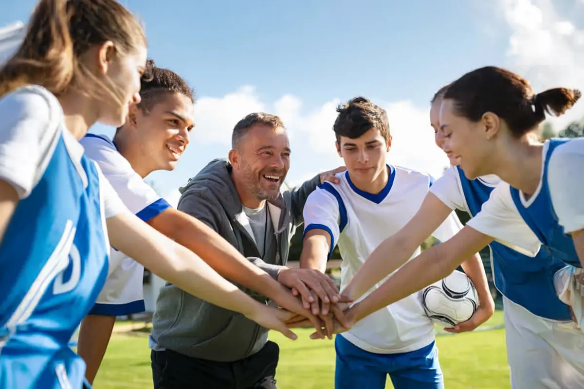 Interacción en el campo: El trabajo del psicólogo deportivo ocurre a menudo en el lugar de entrenamiento, no solo en el despacho.